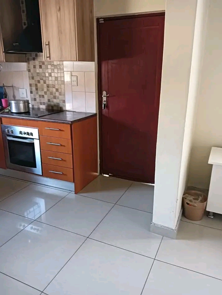 3 spacious bedrooms upstairs, main bedroom en  in Randburg