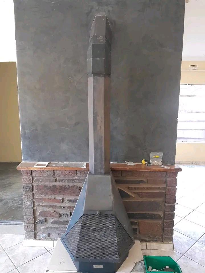 House to rent 
rent r7000(excl water)
depos  in Leondale