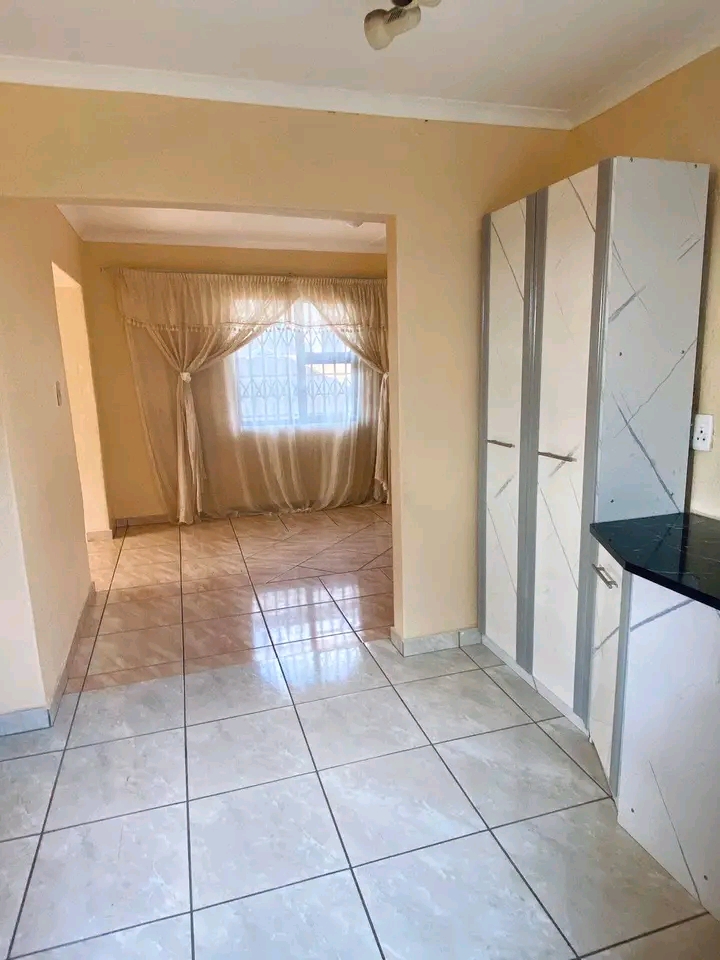 House to rent in eastfield
asked price : r50  in Vosloorus