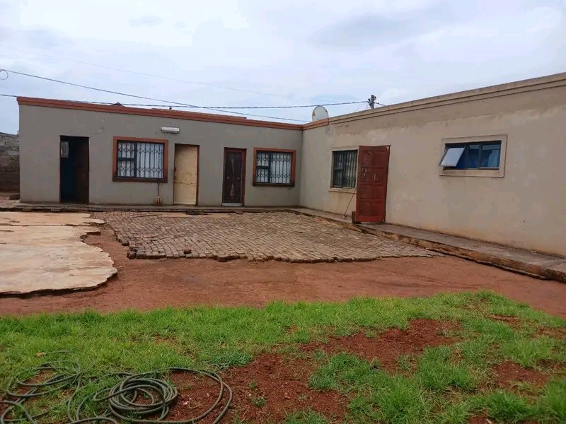 We are looking for a family who needs to rent  in Moleleki