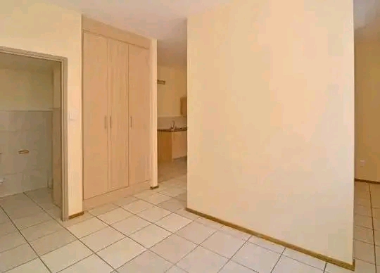 Comfortable home this inviting 1-bedroom home  in Lombardy East