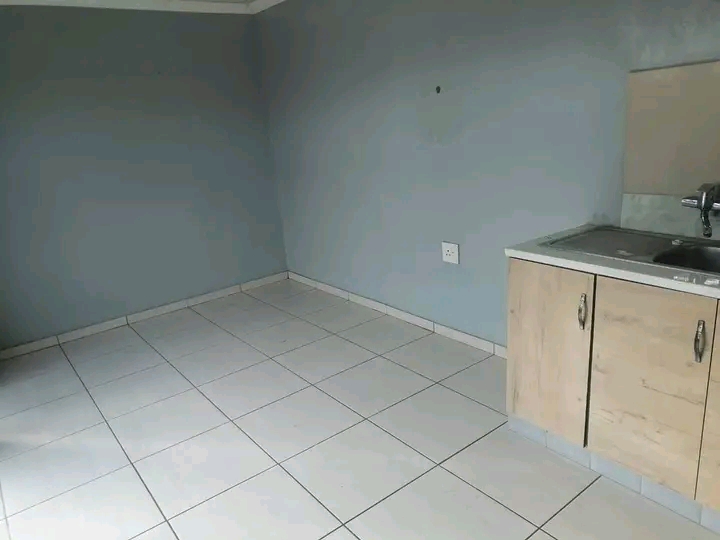 Cottage room to rent with its shower availabl  in Naturena
