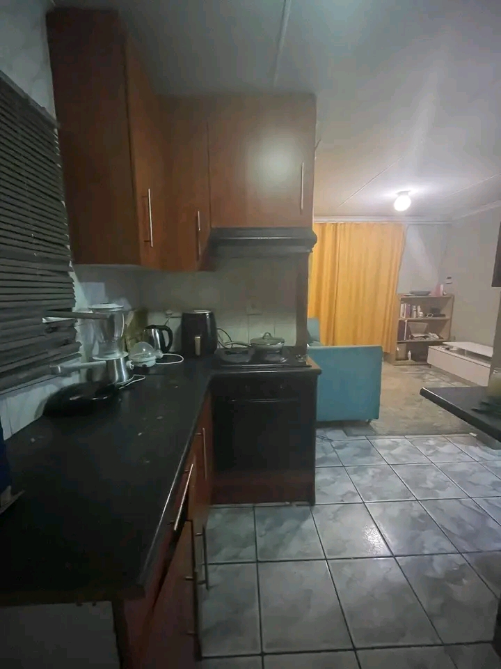 1 bedroom cottage available
fitted cupboards  in Ebony Park
