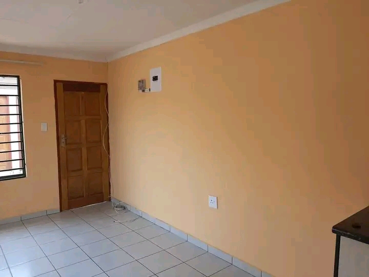 Neat room accommodation in close proximity to  in Vosloorus