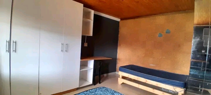 Room to rent in ce2 r2800

neat and spaciou  in Vanderbijlpark
