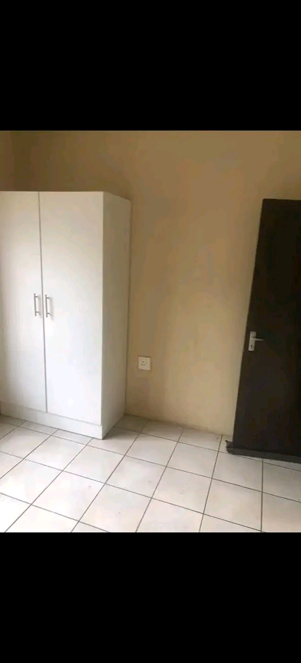 1 spacious bedroom cottage with a fitted wald  in Norkem Park