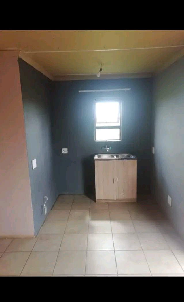 Room with own shower and small kitchen availa  in Greenvillage