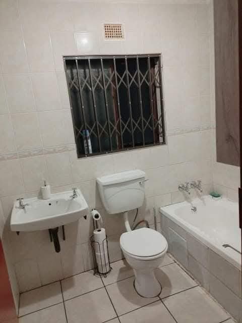 Rental price r5800 plus deposit
fitted kitch  in Dawn Park