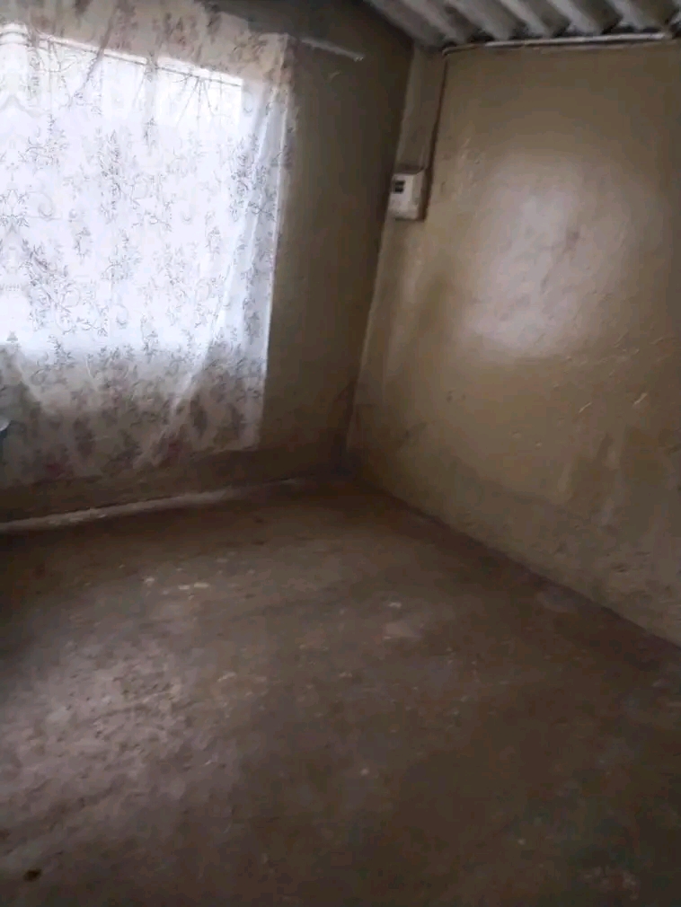 Two room cottage available for rental in mail  in Vosloorus