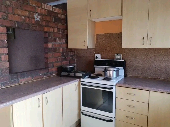 2 bedroom house available in marimba for 4500  in Vosloorus