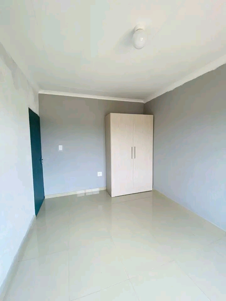 1 spacious bedroom bachelor with fitted kitch  in Norkem Park