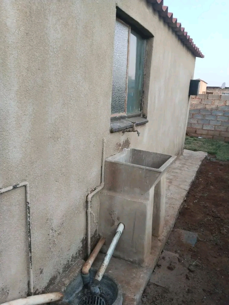 Two room cottage available for rental in mail  in Vosloorus