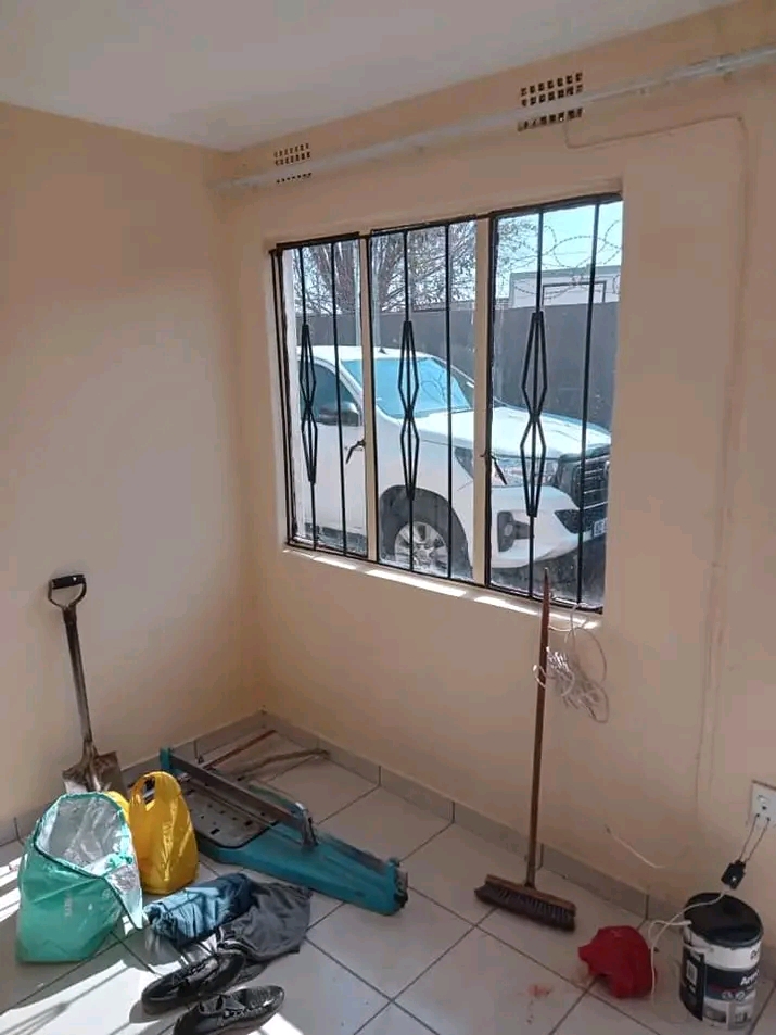 The house is not fitted.....its a 3 bedroom h  in Protea Glen