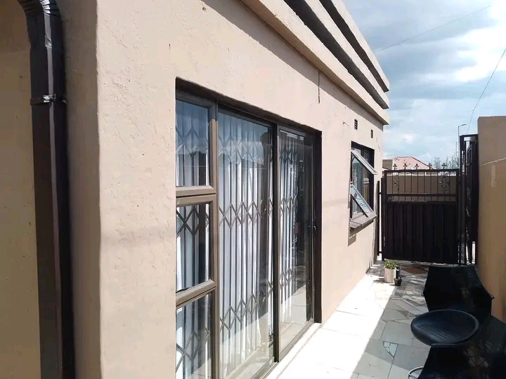 House available for rental in soweto 

💰  in Moletsane