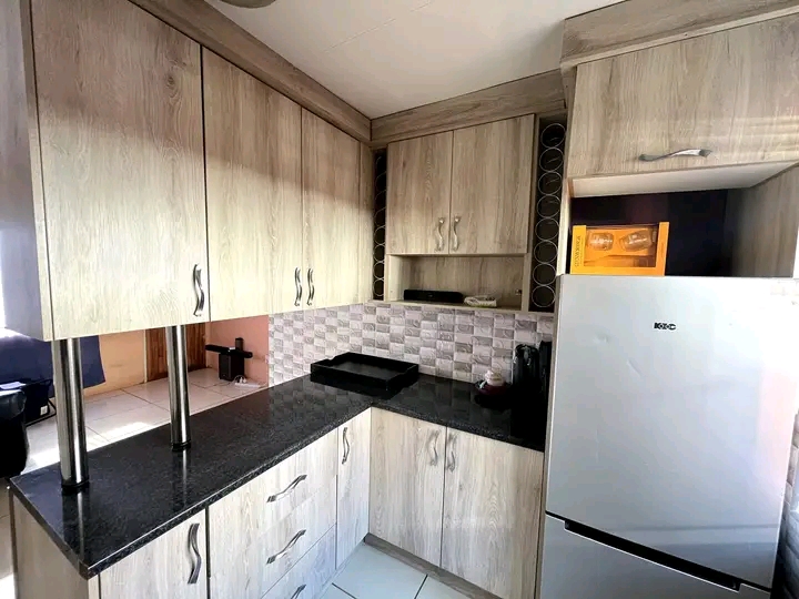 Neat & clean 3 bedroom house available immedi  in Windmill Park