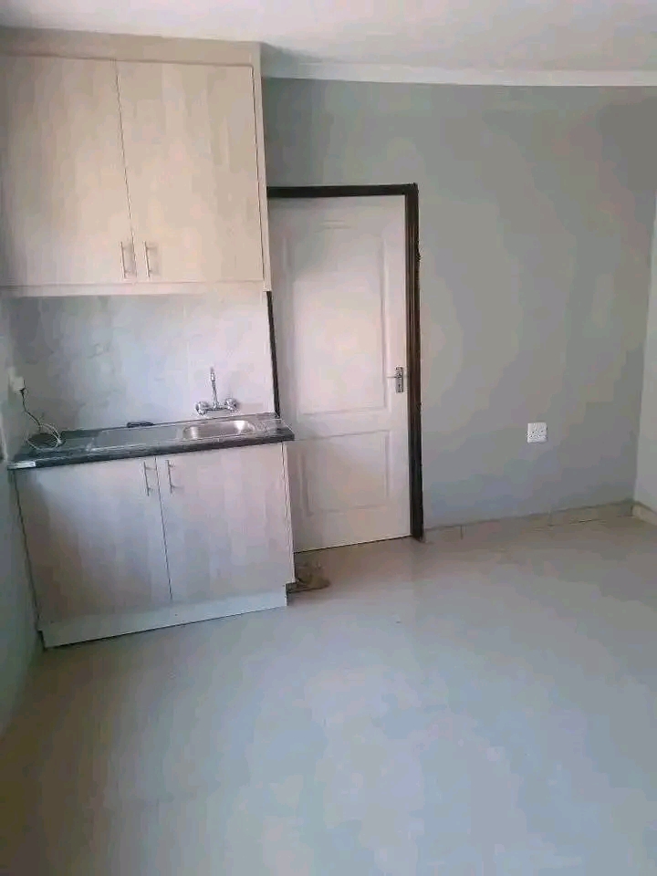 Bachelor room available same time
close to a  in Alexandra