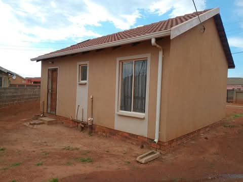 2 bedroom house
rent r3000
depositr3000 (ne  in Beverly Hills