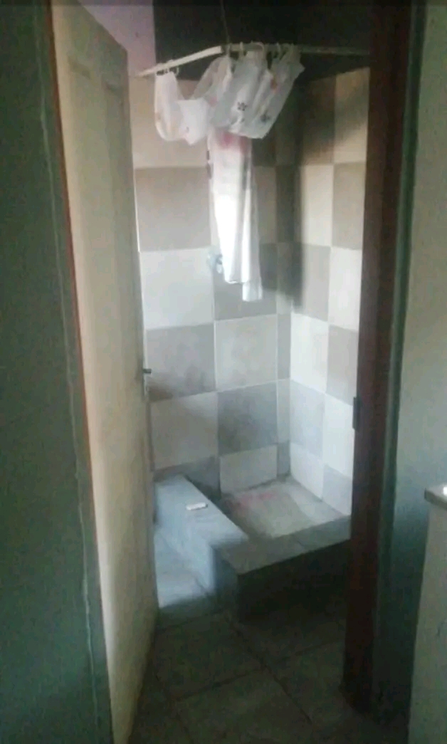 Room with own shower and small kitchen availa  in Greenvillage