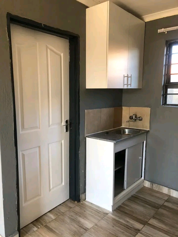 En-suite bachelor room to rent at extension 4  in Protea Glen