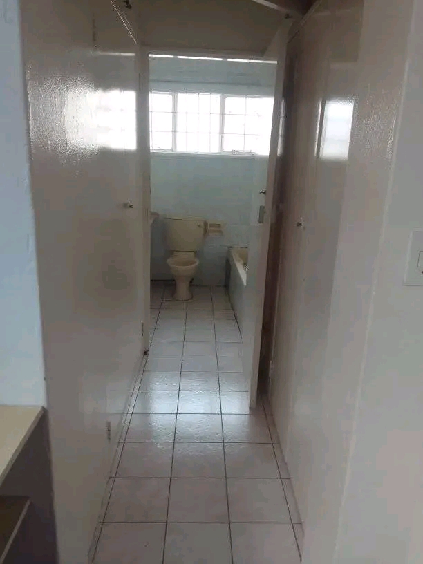 Room to rent inside
 the house available rig  in Turffontein