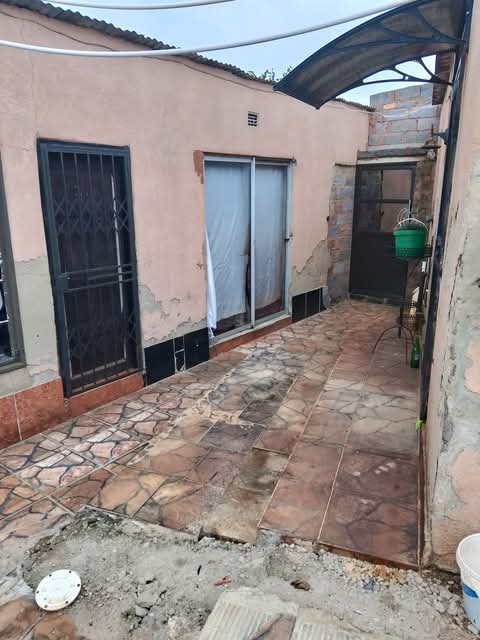 Rooms available to rent at ext.16 if interest  in Tsakane