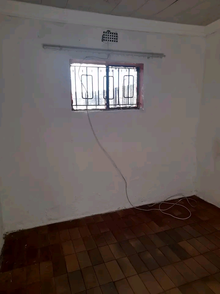 Room available for r1250 at ext2 next to the   in Naledi