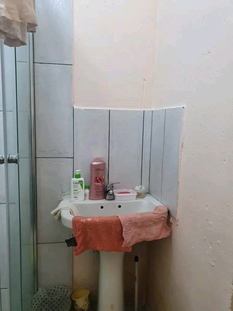 Cottage available for rental un ext 10.
rent  in Cosmo City
