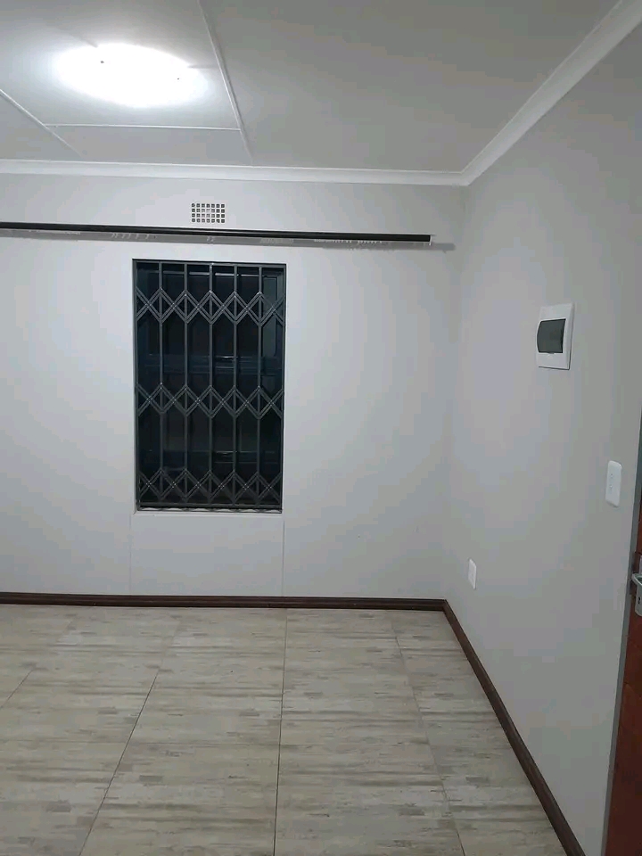 2 bedroom house (stand alone)available for re  in Clayville