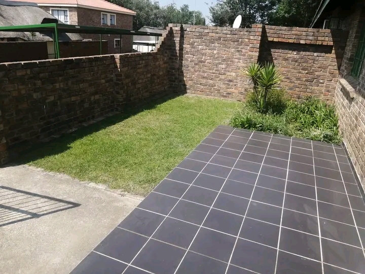 2 bedroom 1 bathroom open plan kitchen lounge  in Midrand