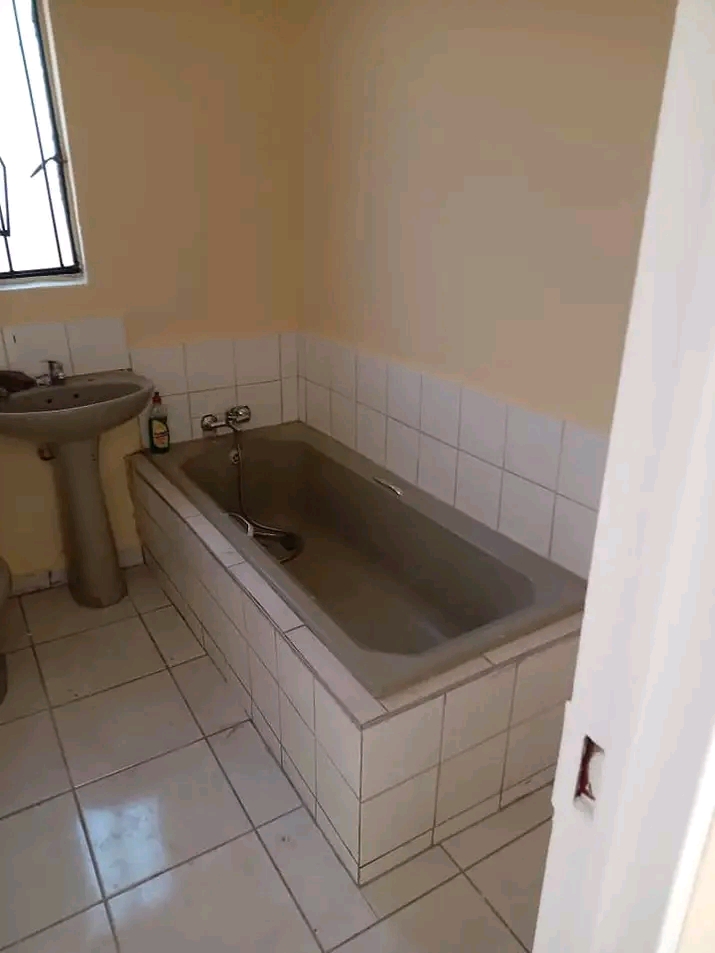 The house is not fitted.....its a 3 bedroom h  in Protea Glen