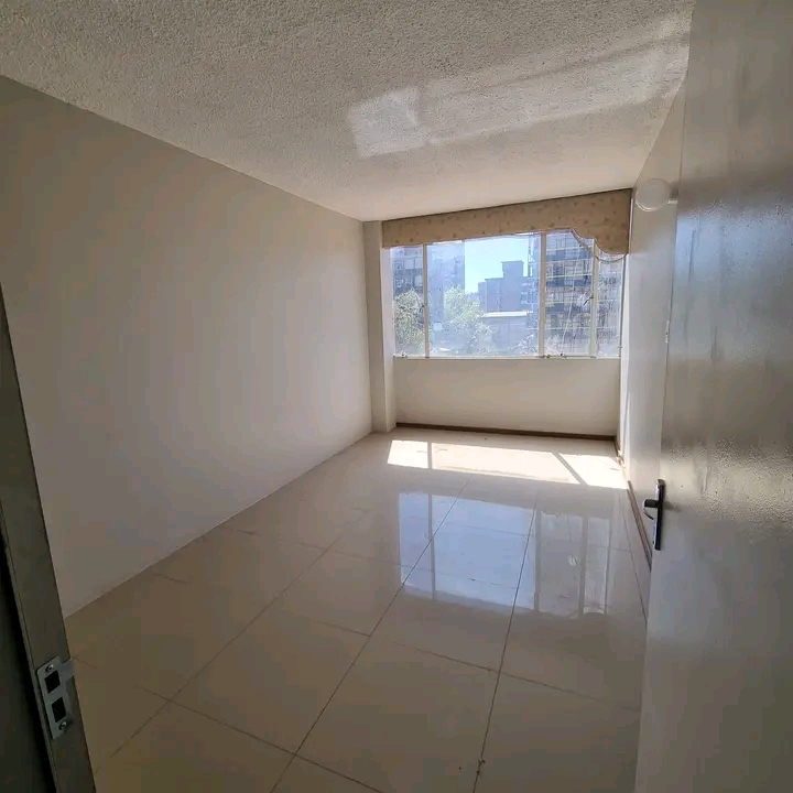 En-suit room: r4,000.
double room: r3,500.
  in Sunnyside