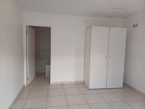 Bachelor room available for rental on the 1st  in Bedfordview