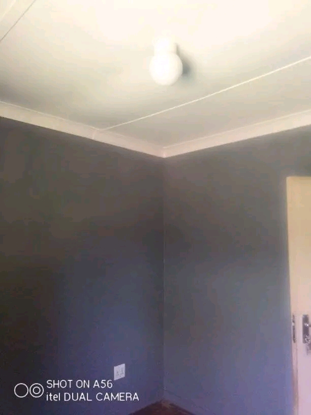 Single room available in commune cw6 rent r18  in Vanderbijlpark