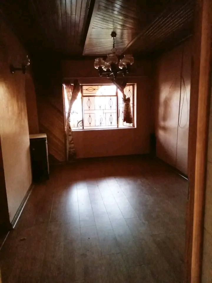 House available r3000 , you only share kitche  in Orlando East