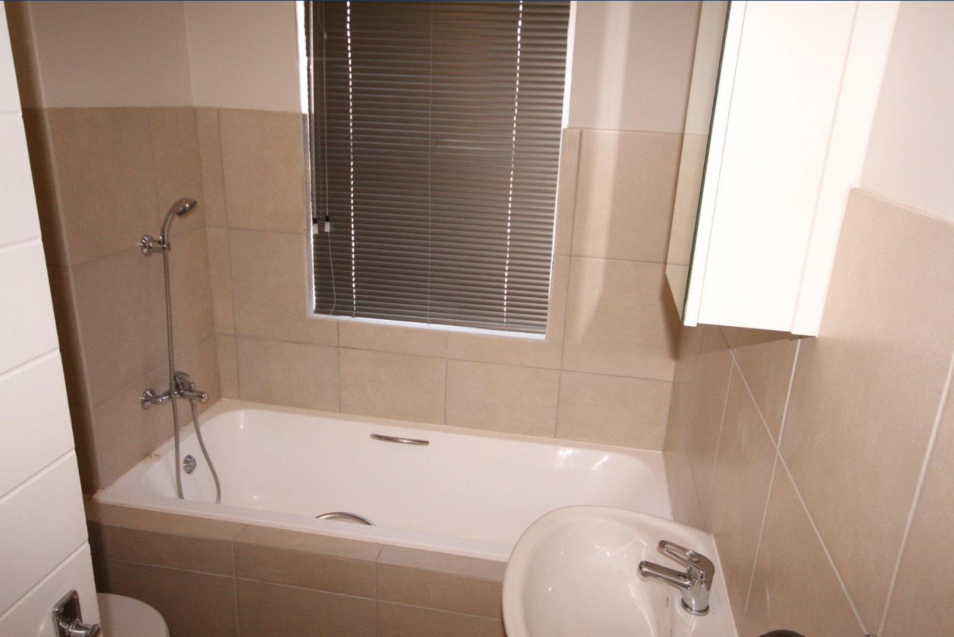  ground floor apartment available

spacious  in Kraaifontein