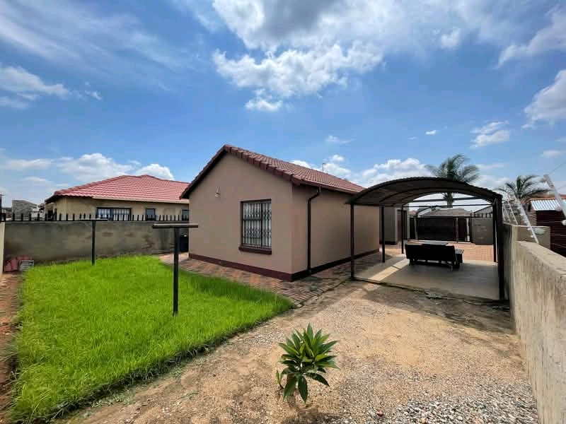 House in gardens
available immediately 
ren  in Leondale