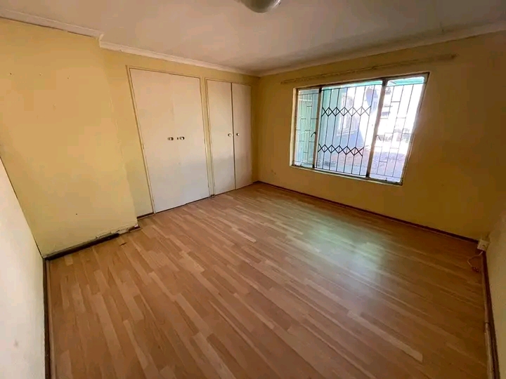 1 bedroom  cottage, comes with  lounge,fitted  in Old Birch Acres