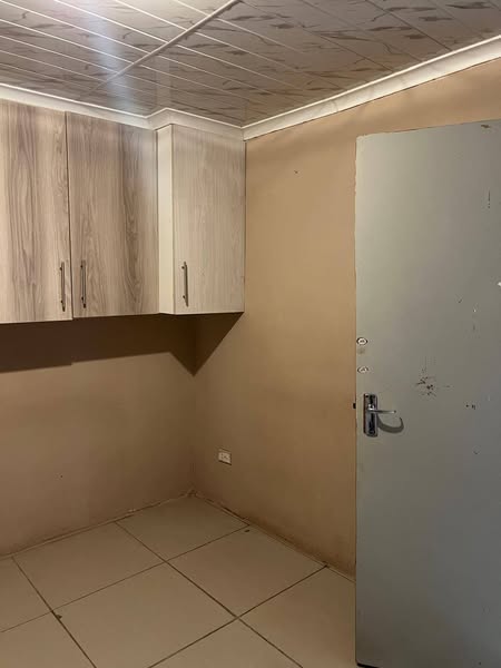 2 fitted bedrooms house coming with a fitted   in Tembisa