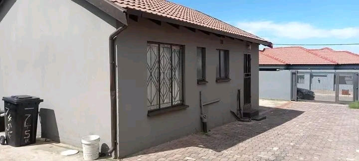 Available immediately 
rental price:r5000
p  in Roodekop