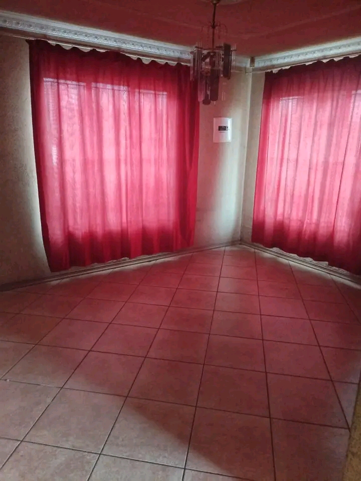 3 bedroom house  with the fitted kitchenette,  in Kempton Park