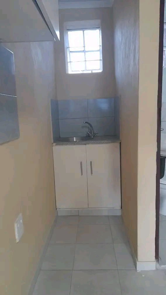 Bachelor cottage available next to jeppe boys  in Kensington