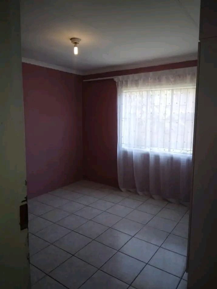 A 3 bedrooms house available right now for re  in Senaoane