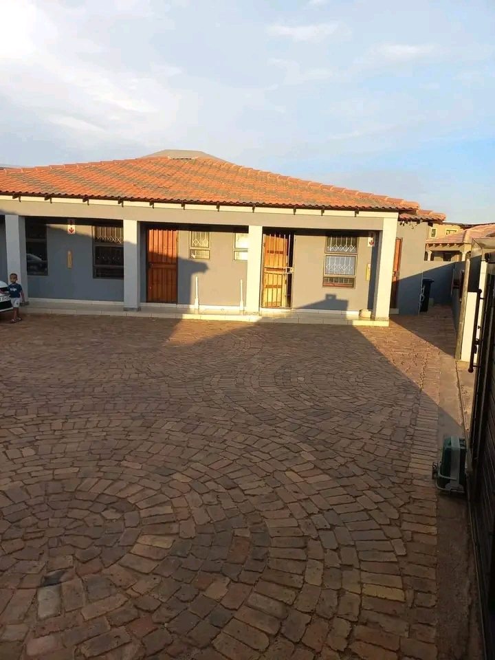 1 beautiful neat bachelor available 
 availa  in Vosloorus