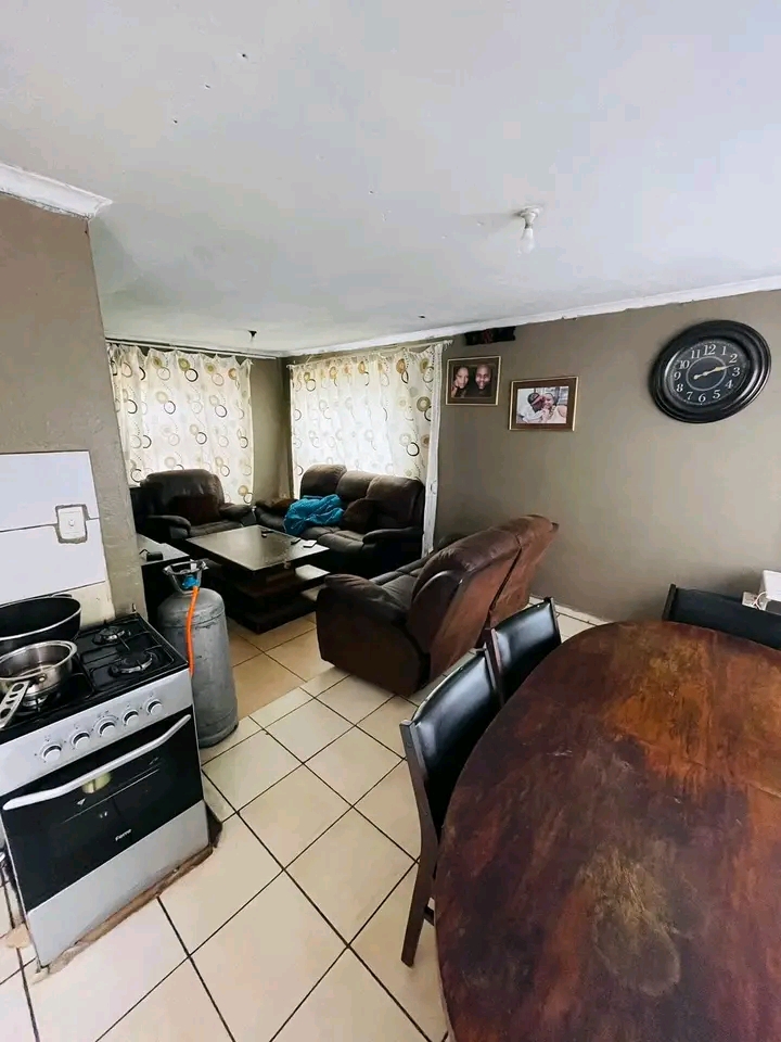 2 bedroom cottage with wardrobe, which kitche  in Norkem Park