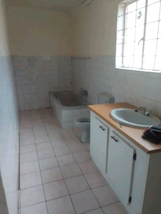 Room to rent inside
 the house available rig  in Turffontein