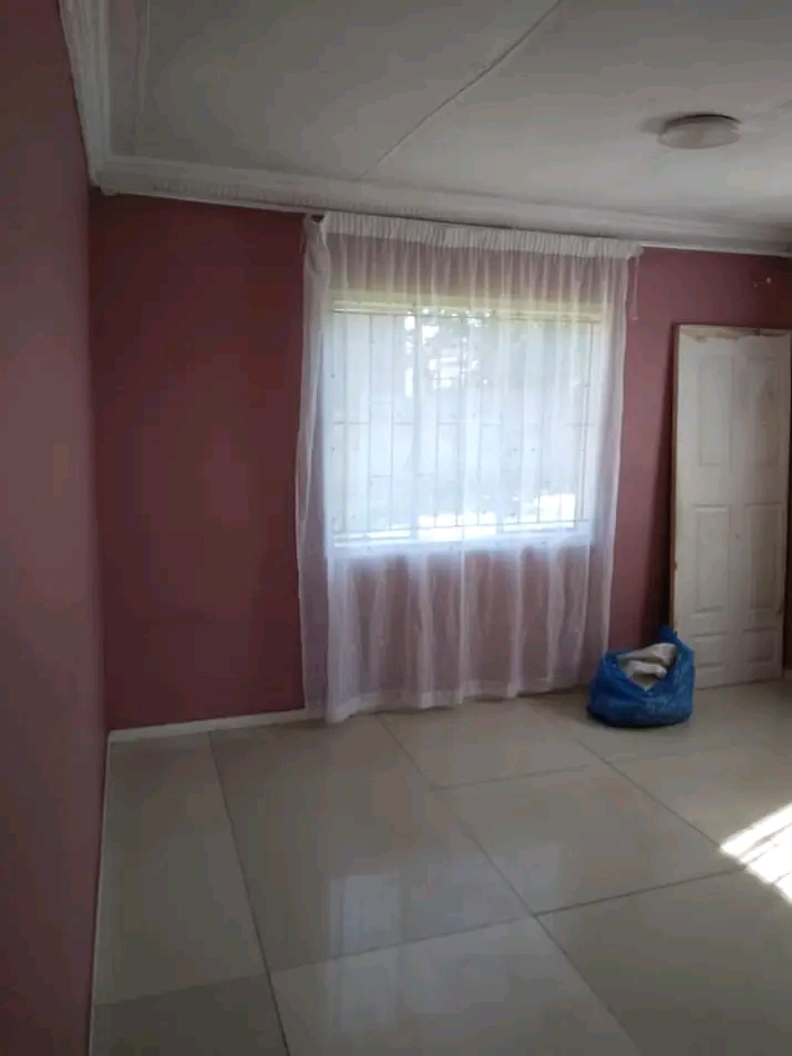 A 3 bedrooms house available right now for re  in Senaoane