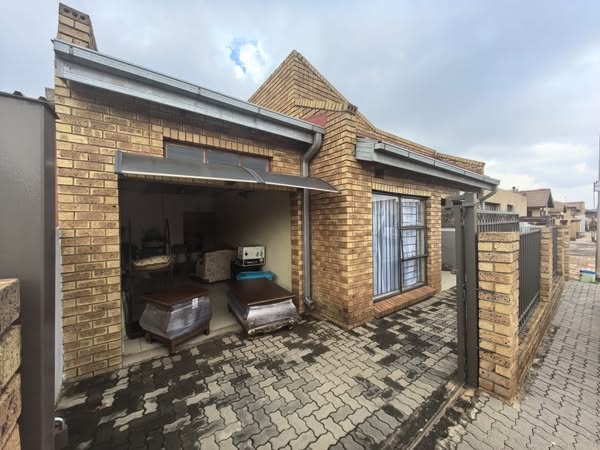 3 bedrooms house with a fitted kitchenette 4   in Tembisa