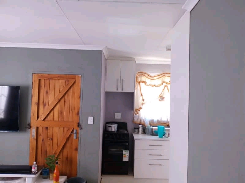 House available to rent 
available for immed  in Dawn Park
