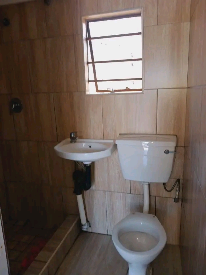 Room to rent .
available from 01 august 
ho  in Vosloorus