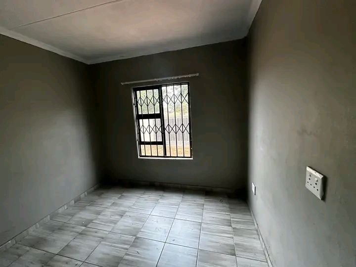 🏠 en-suite to rent
📍 protea glen ext 2  in Protea Glen